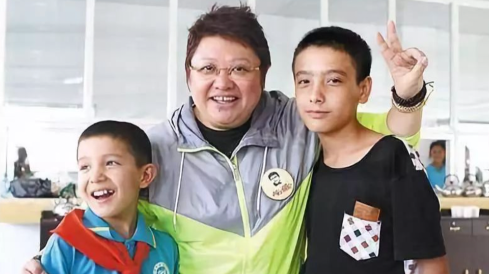 从2000年开始,韩红累计捐献善款金额超过10亿,收养的孤儿也达到了300