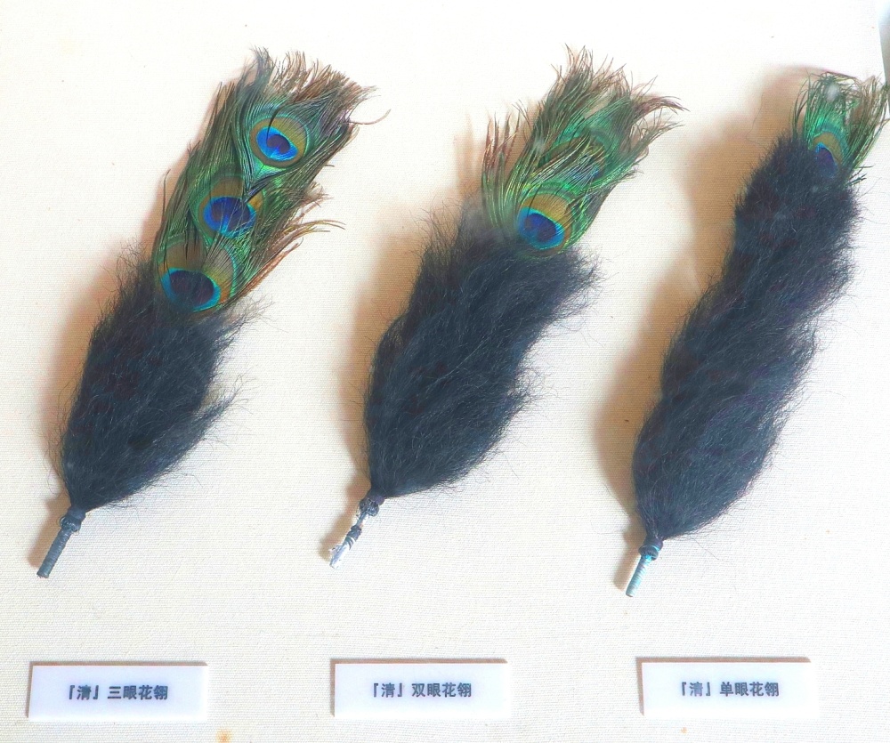 顶戴花翎是清代官员的标志,顶珠表示品级,三眼花翎却是最高殊荣