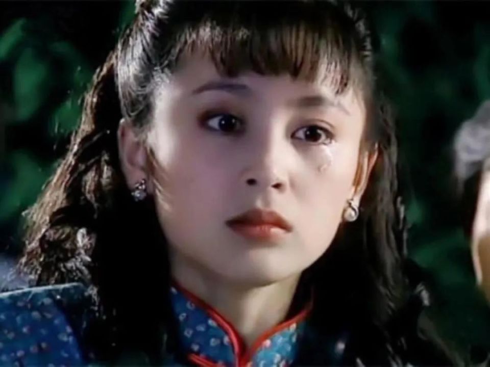 我还依稀记得陈红在《水云间》中出场时的镜头,是她赶着马车冲出来,那