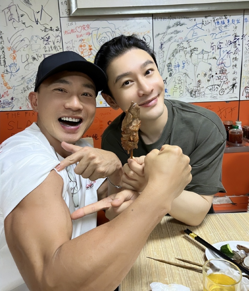 黄晓明请刘畊宏夫妇吃烧烤,刘畊宏秀身材,44岁老婆真实状态曝光_腾讯