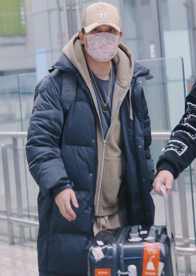 潘粤明携小10岁女友度假归来贴心帮搬行李箱尹姝贻眼神警惕