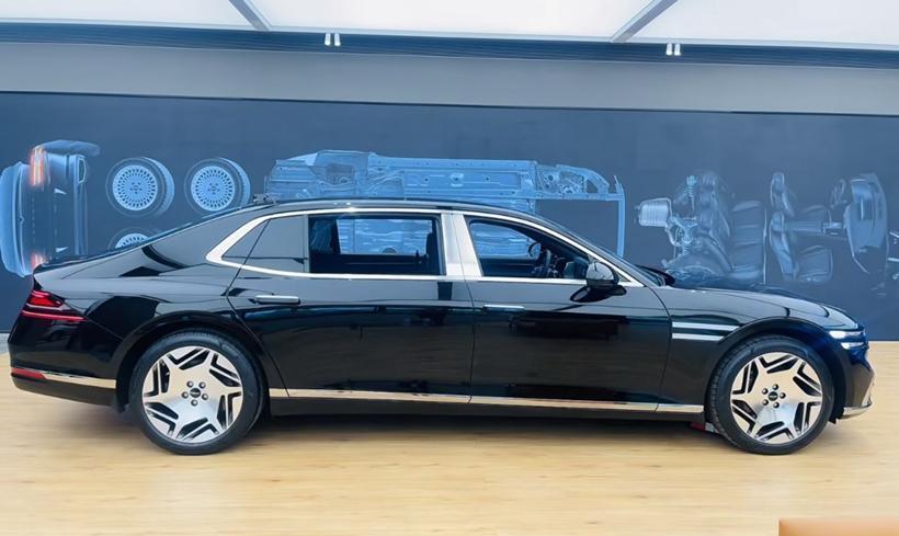 首辆"捷尼赛思g90"加长版进店,配v6引擎 四座,比迈巴赫还奢华-腾讯