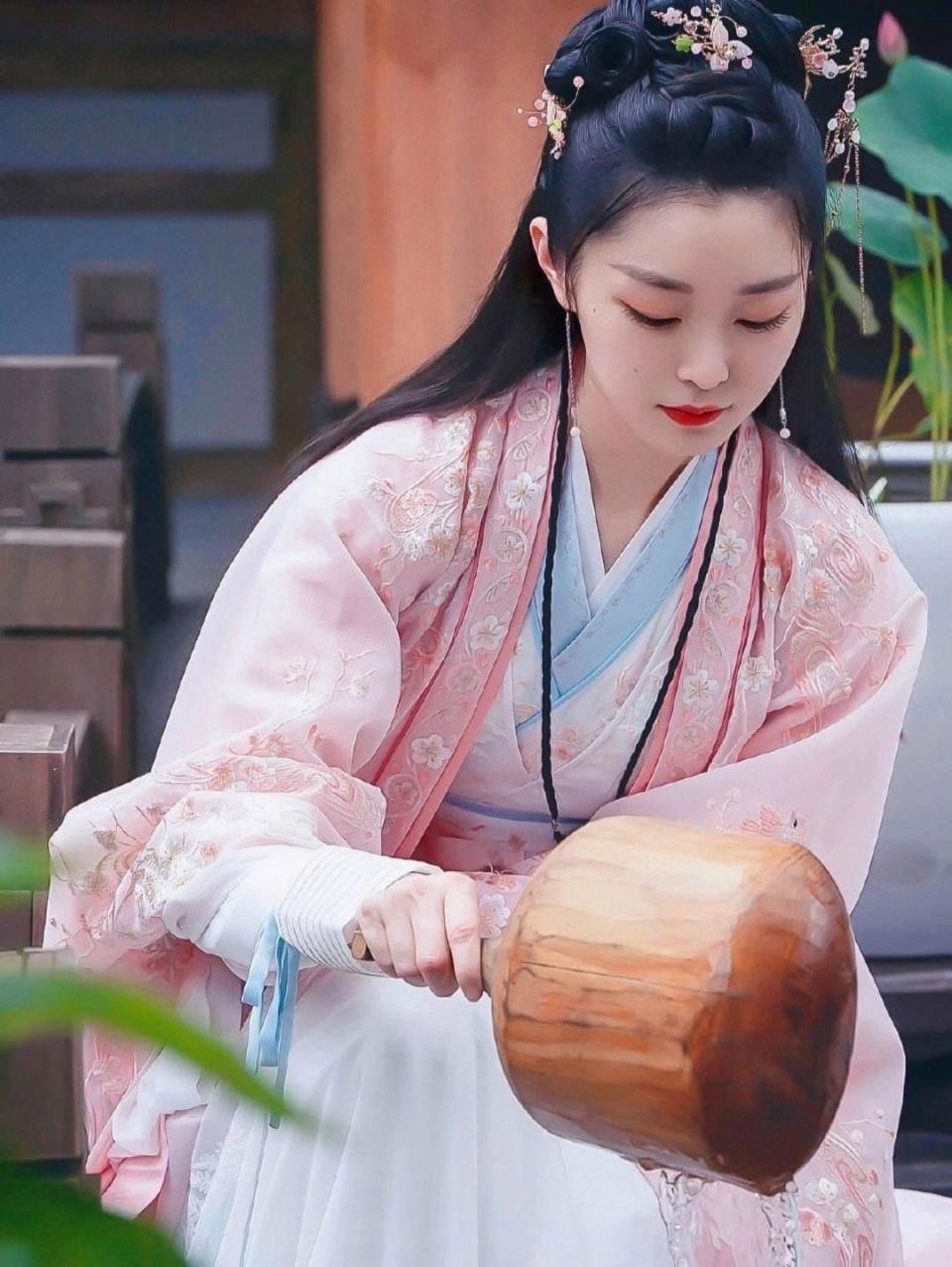 演完《红楼梦》15年后演《庆余年2》,她更加娇俏美丽,果然红气养人