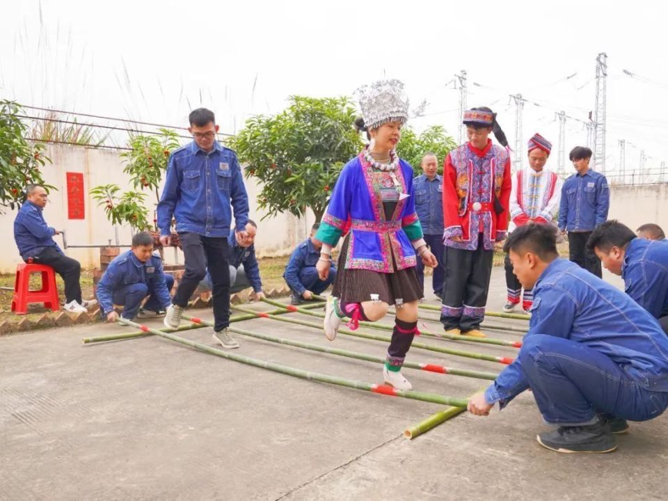 內,動車疾行的呼嘯聲和著