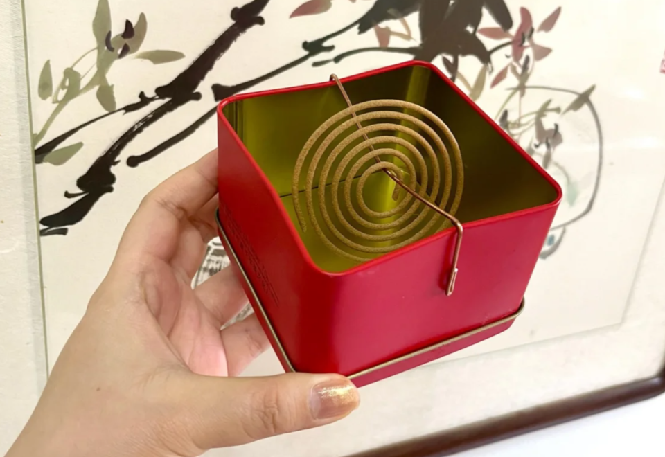 这样一个0成本的懒人蚊香盒就做好了,既安全又好穿蚊香,等到蚊香灰快