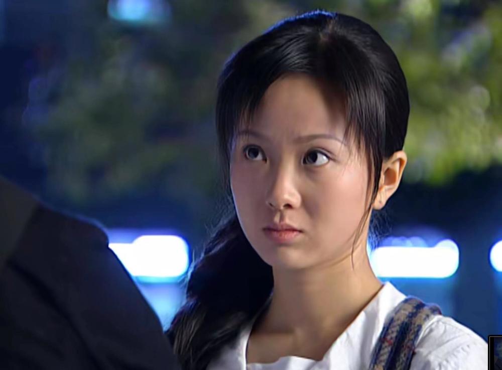 王阳携妻女现身机场,41岁高斯少女感依然,2岁女儿眼睛很像妈妈_腾讯新