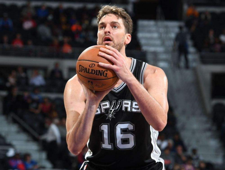 在成为了自由球员之后,加索尔分别加盟过雄鹿和开拓者,然而在雄鹿队只