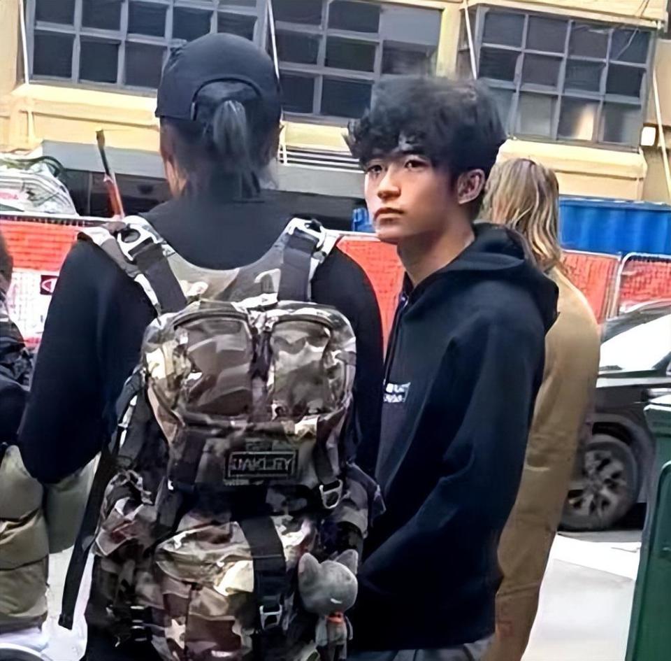 谢霆锋长子再被偶遇16岁lucas与女生同游驼背严重不注意形体