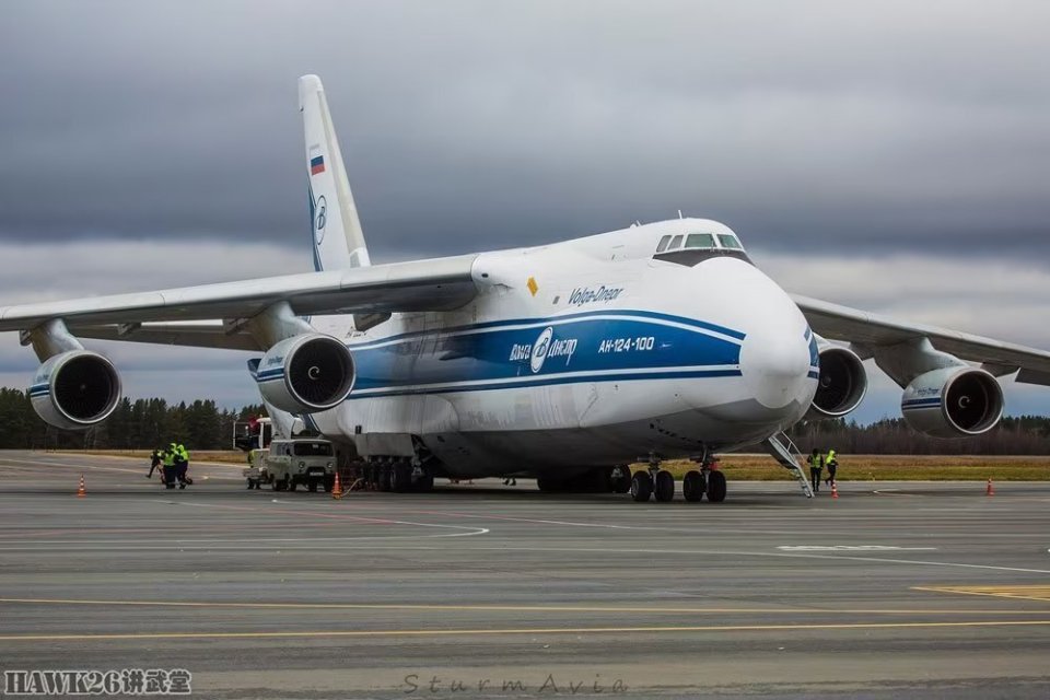 钻进安-124“鲁斯兰”巨型运输机 难得一见的上层甲板 还设有床铺_腾讯新闻