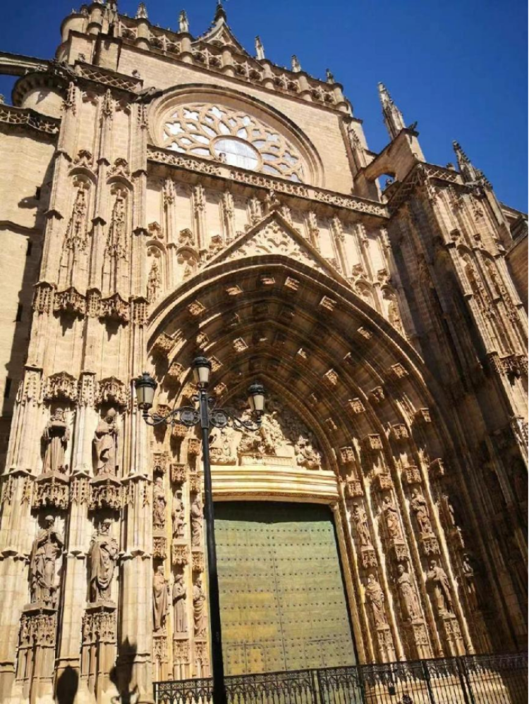 著名的塞维利亚西班牙广场,黄金塔等旅游胜地