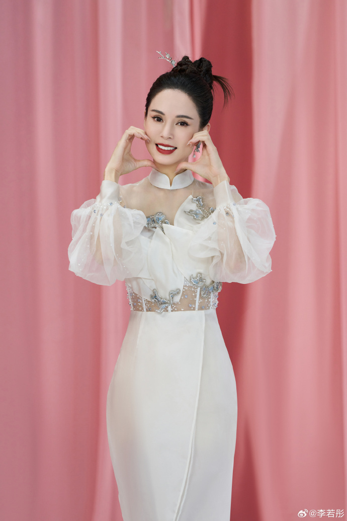 57岁李若彤罕晒素颜健身照,双颊略松弛皱纹不明显,状态超年轻_腾讯