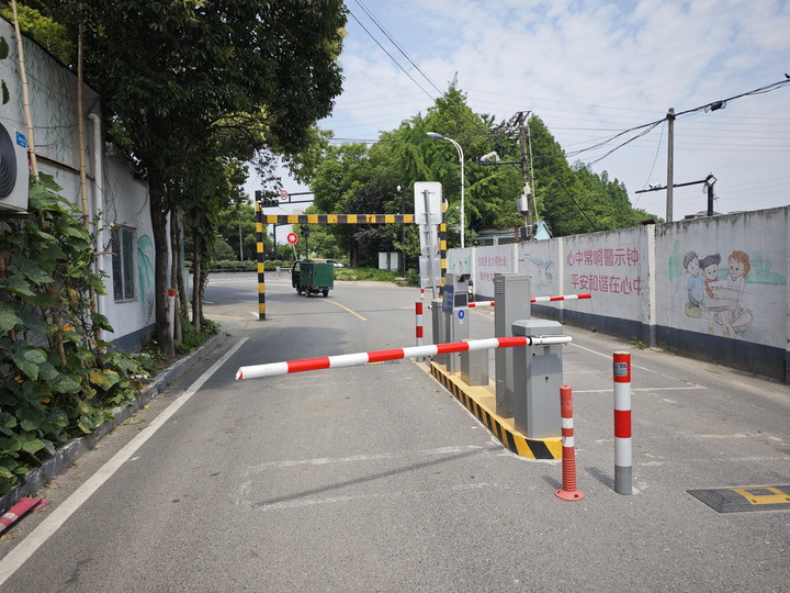 萧山一村庄在村口安装道闸收费,租户:进村停车要钱,租车位还要再付钱