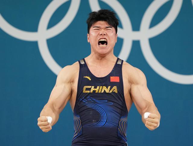 创造历史!中国00后大力士夺102公斤级金牌,金牌榜反超美国