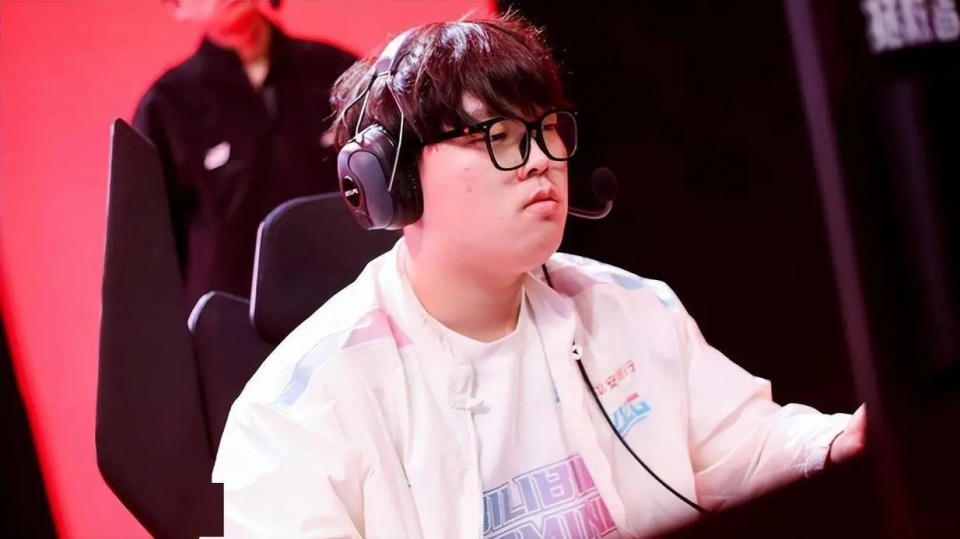 edg彻底无缘季后赛!厂长发型形似陈桂林,粉丝:准备除三害了?_腾讯新闻