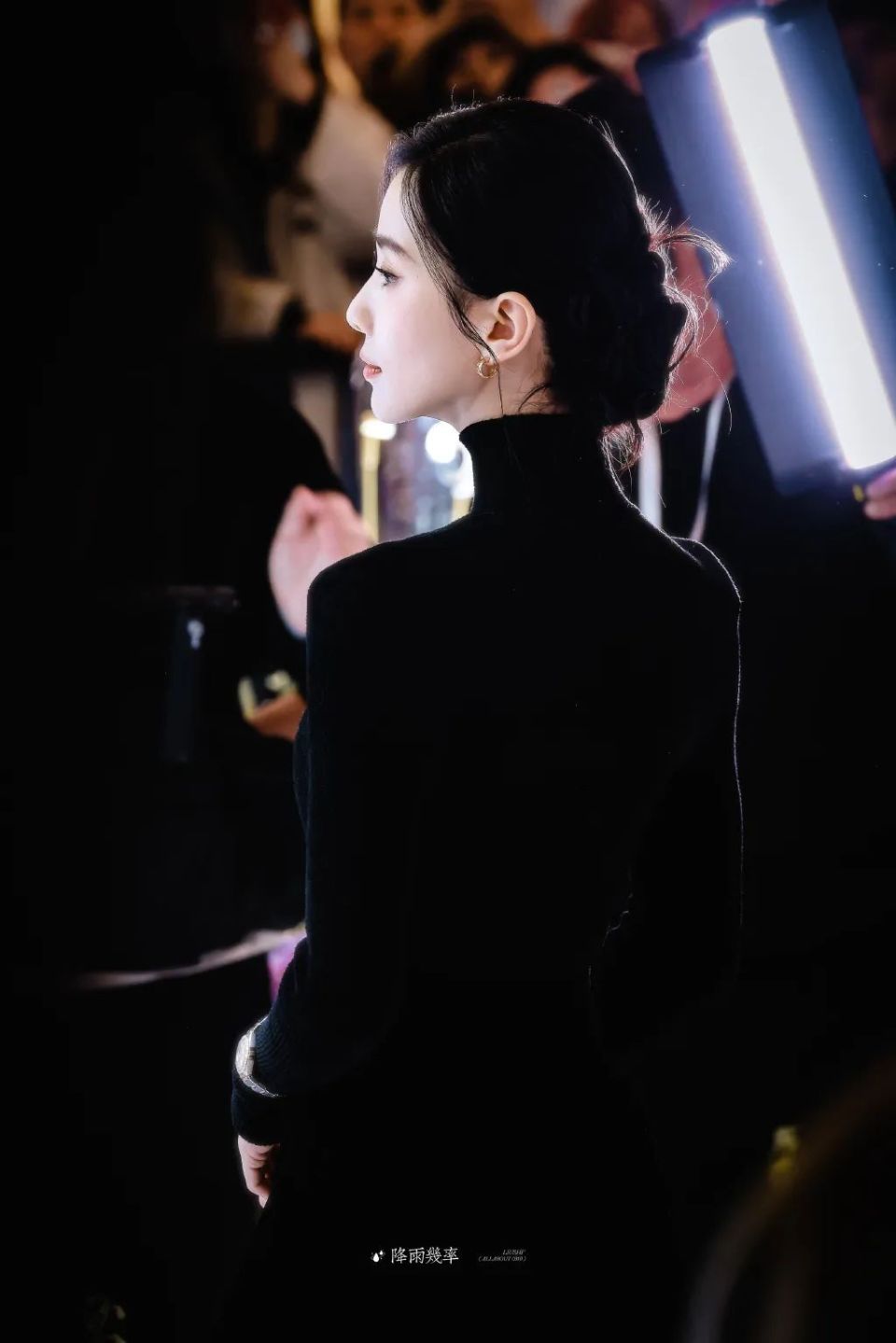刘诗诗优雅亮相品牌活动黑色长裙展现高贵黑天鹅魅力