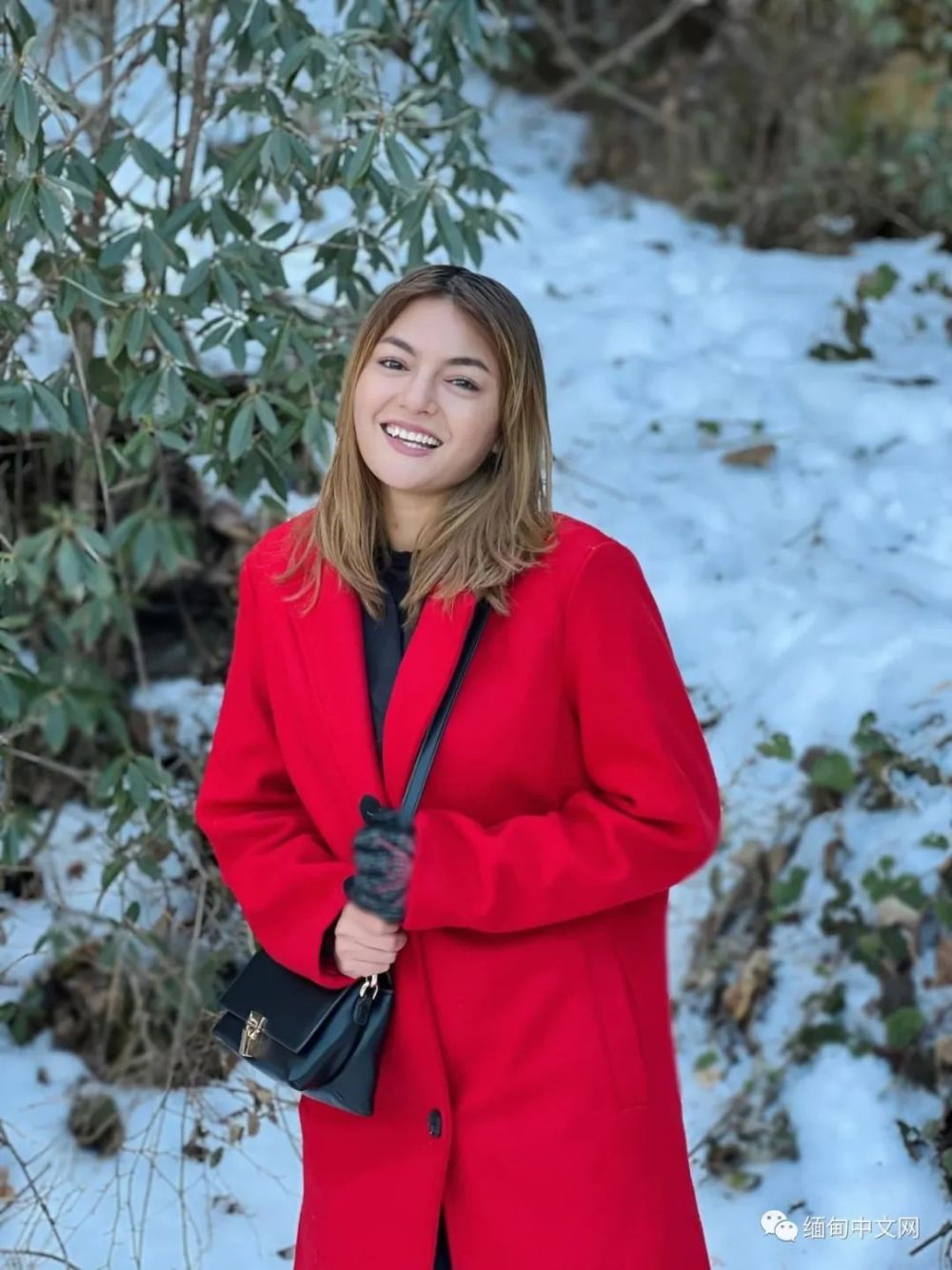 缅甸美女明星游雪山,楚楚动人很吸睛_腾讯新闻