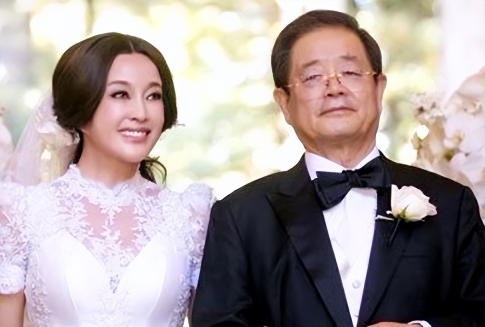 刘晓庆罕晒与前男友定情作!两人一度谈婚论嫁,对方70岁仍未婚