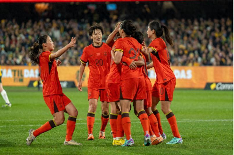 女足4-3击败U16男足！国足再成背景板，球迷炸锅：国足怕不是还真打不过女足？