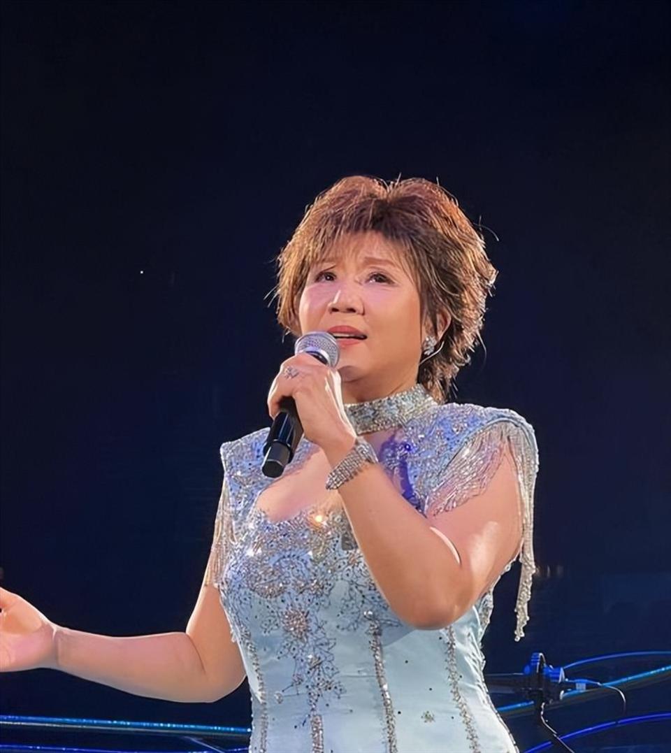 66岁张德兰突发意外！后台摔倒送医，曾上春晚爆火结婚37年无儿女_腾讯新闻