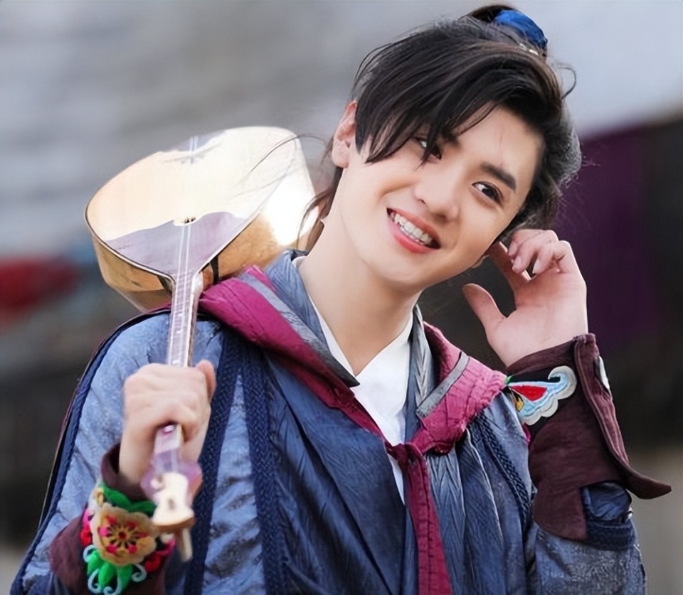 凭颜值圈粉,以实力证明自己,陈哲远离爆火还有多远?_腾讯新闻