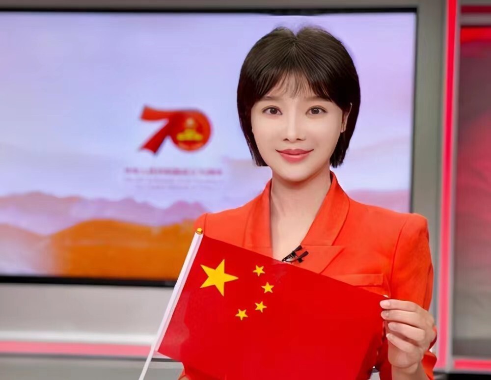 “央视最美女主播”胡蝶，40岁回归颜值巅峰，成联播组候选人_腾讯新闻