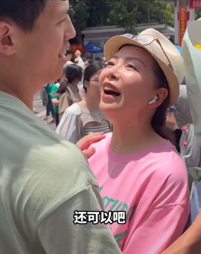 主持人仇晓高考现场接儿子,嫁富商54岁仍貌美,17岁爱子高大腼腆