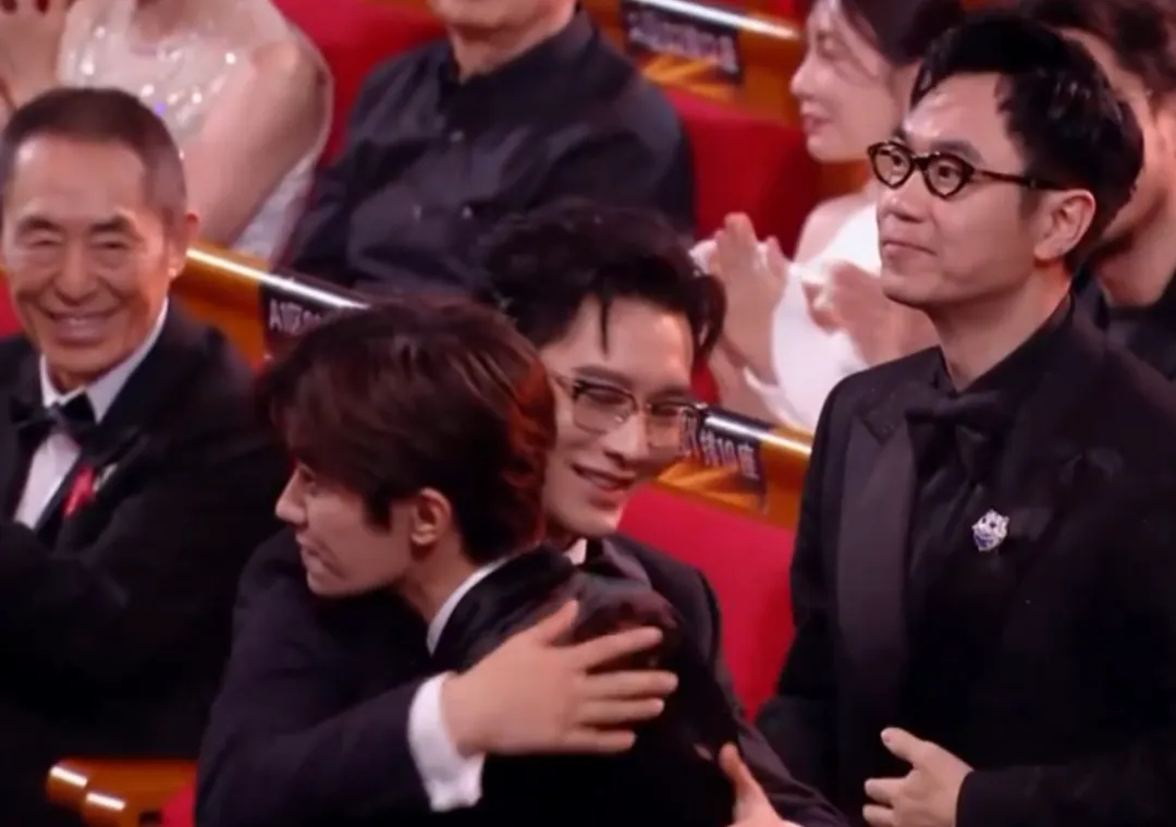 金雞獎頒獎名場面！宋佳二封詠梅失落，易烊千璽拿獎張藝謀樂開花 - 