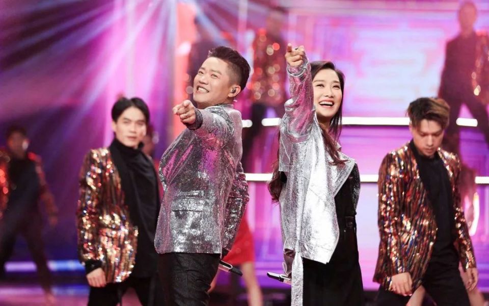 凤凰传奇演唱会上热搜,玲花和曾毅是怎么征服年轻人的?