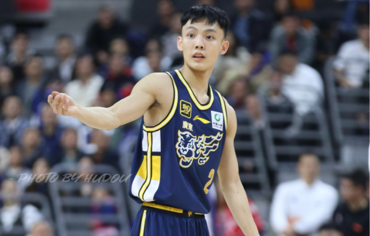 广东首节大胜广厦！徐杰莫兰德完美搭配，贝兹利暴走，任骏飞好用