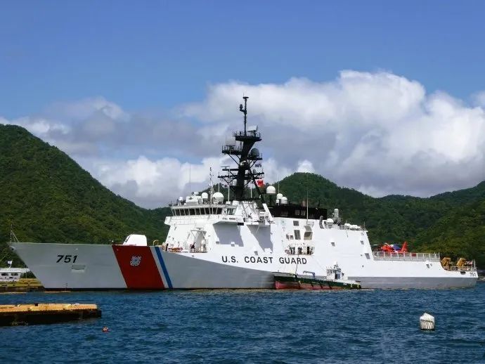 美菲联合演练补给行动,中国万吨海警船贴脸监视