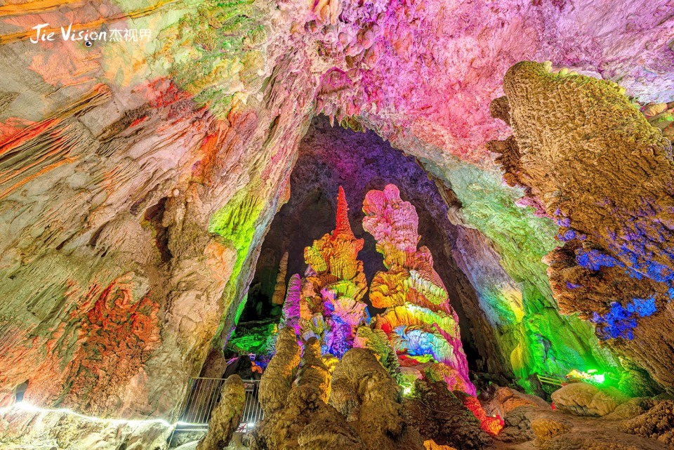 呼吸香甜的空气感受天坑下的奇景百姓的疗养院巴马百魔洞