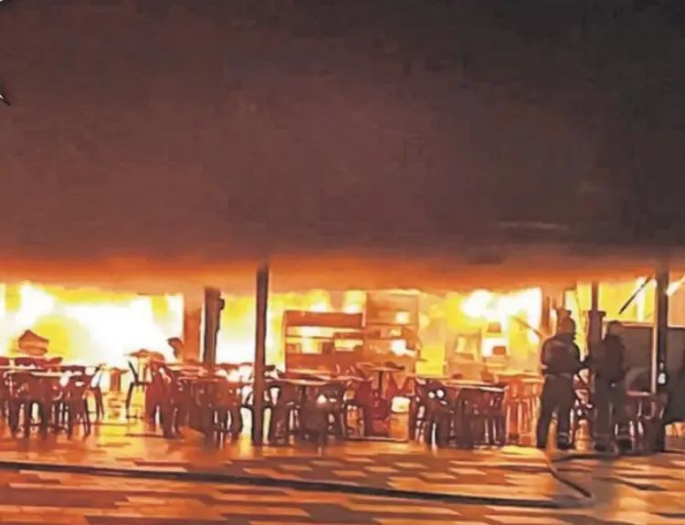 新加坡突发火灾,李显龙亲赴现场慰问!