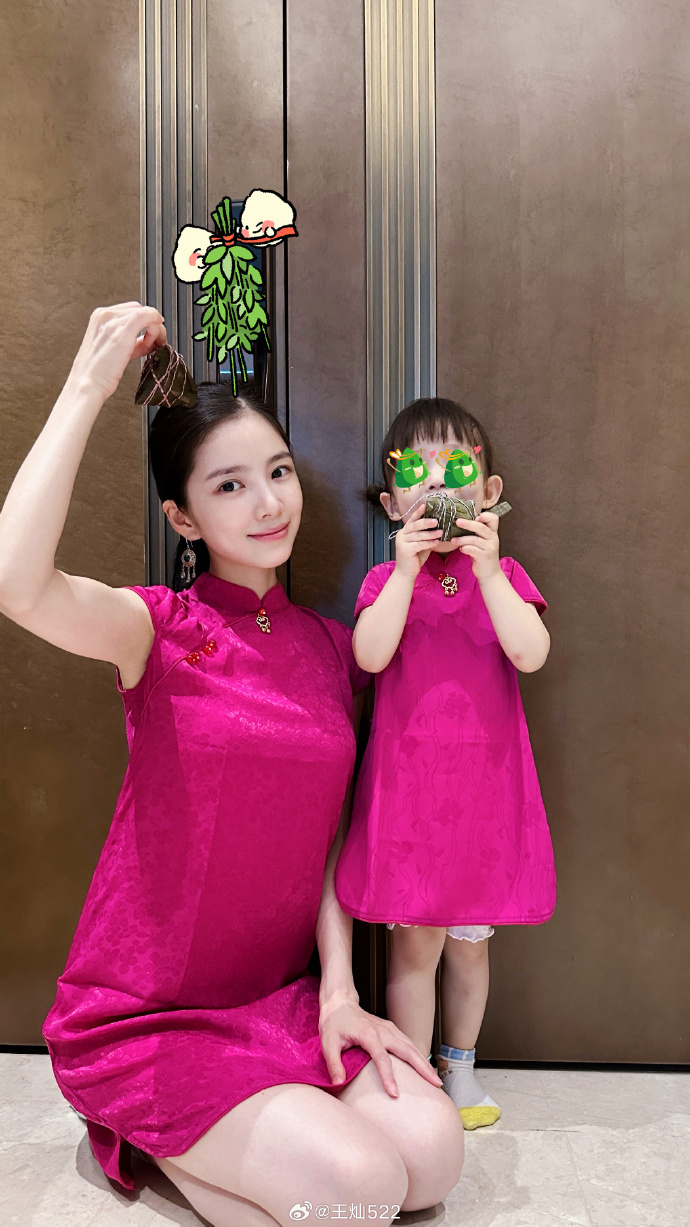杜淳老婆庆祝端午节,与女儿穿亲子旗袍,小蛋饺长相随爸皮肤随妈