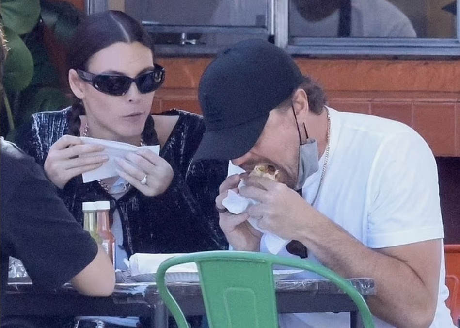 莱昂纳多与25岁新女友感情升温,互相投喂超恩爱,无名指戒指抢镜_腾讯