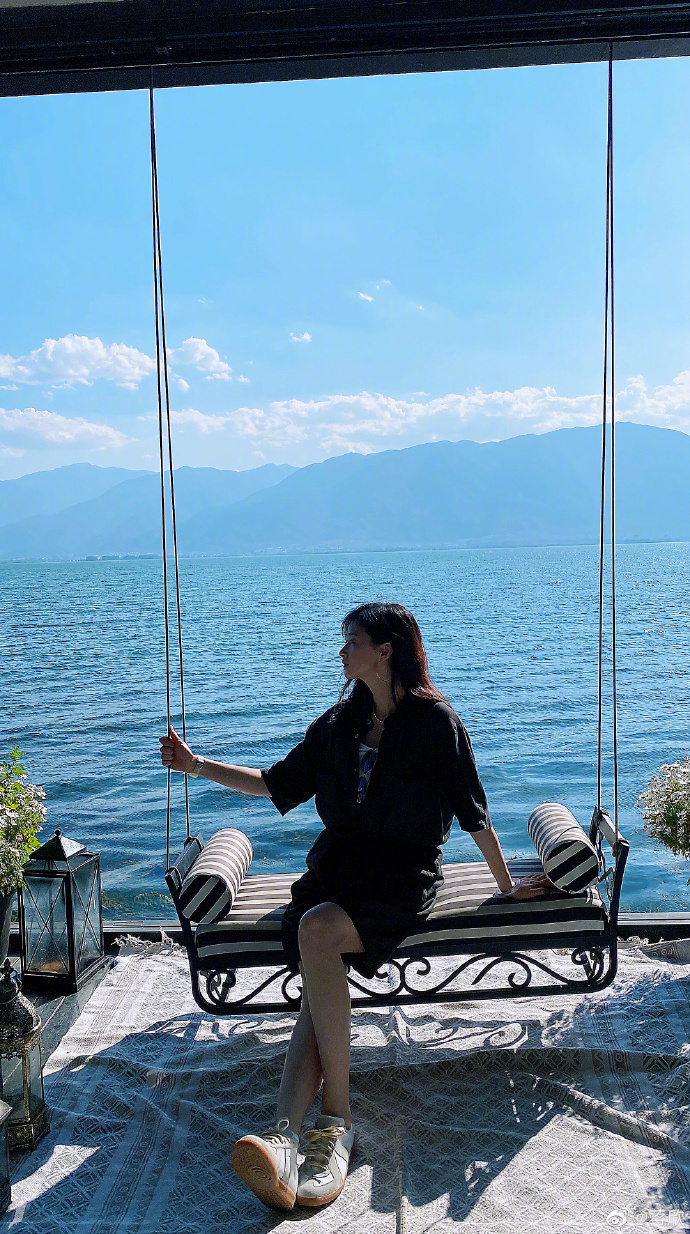 40岁蒋欣晒出游照,身材苗条瘦成"纸片人",巴掌脸筷子腿超抢镜-腾讯