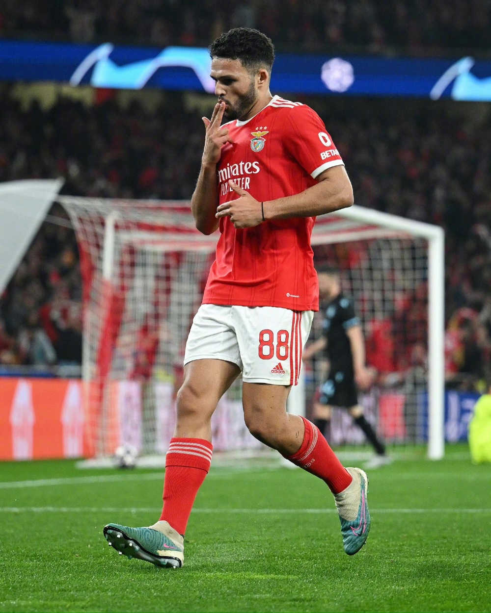 虽然拉莫斯的身高达到了1米84,但他脚下技术频率极快,在边路也拥有不