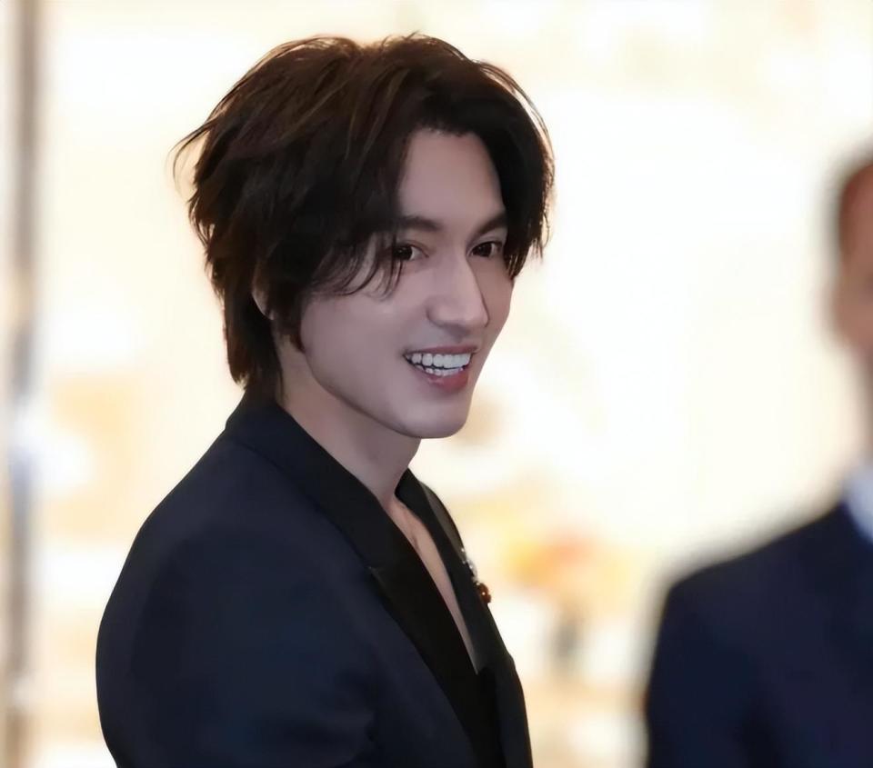 一场活动,彻底戳穿了47岁言承旭的"优越",难怪他能火这么多年_腾讯