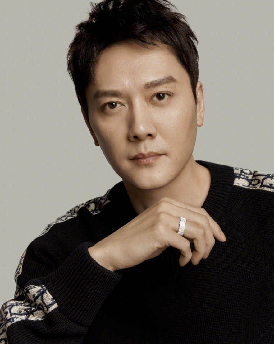 冯绍峰带儿子看灯光秀4岁想想气质在线牵手爸爸保姆像一家人