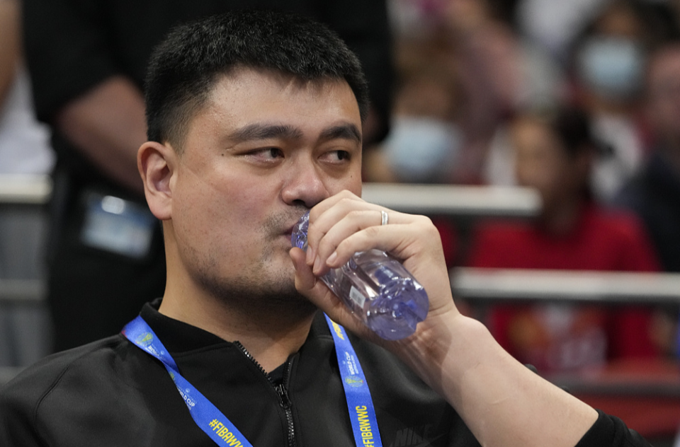 马不停蹄姚明督战女篮后飞1000公里到青岛和男篮会合