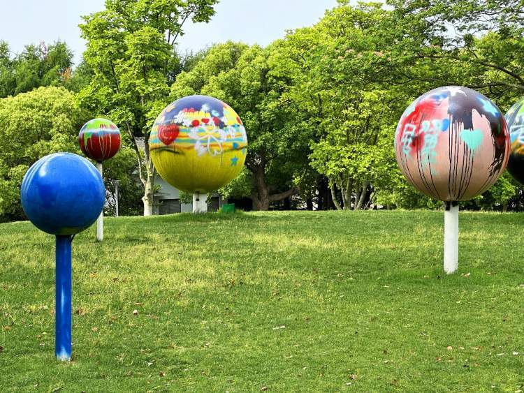 雕塑"地球村"焕然一新