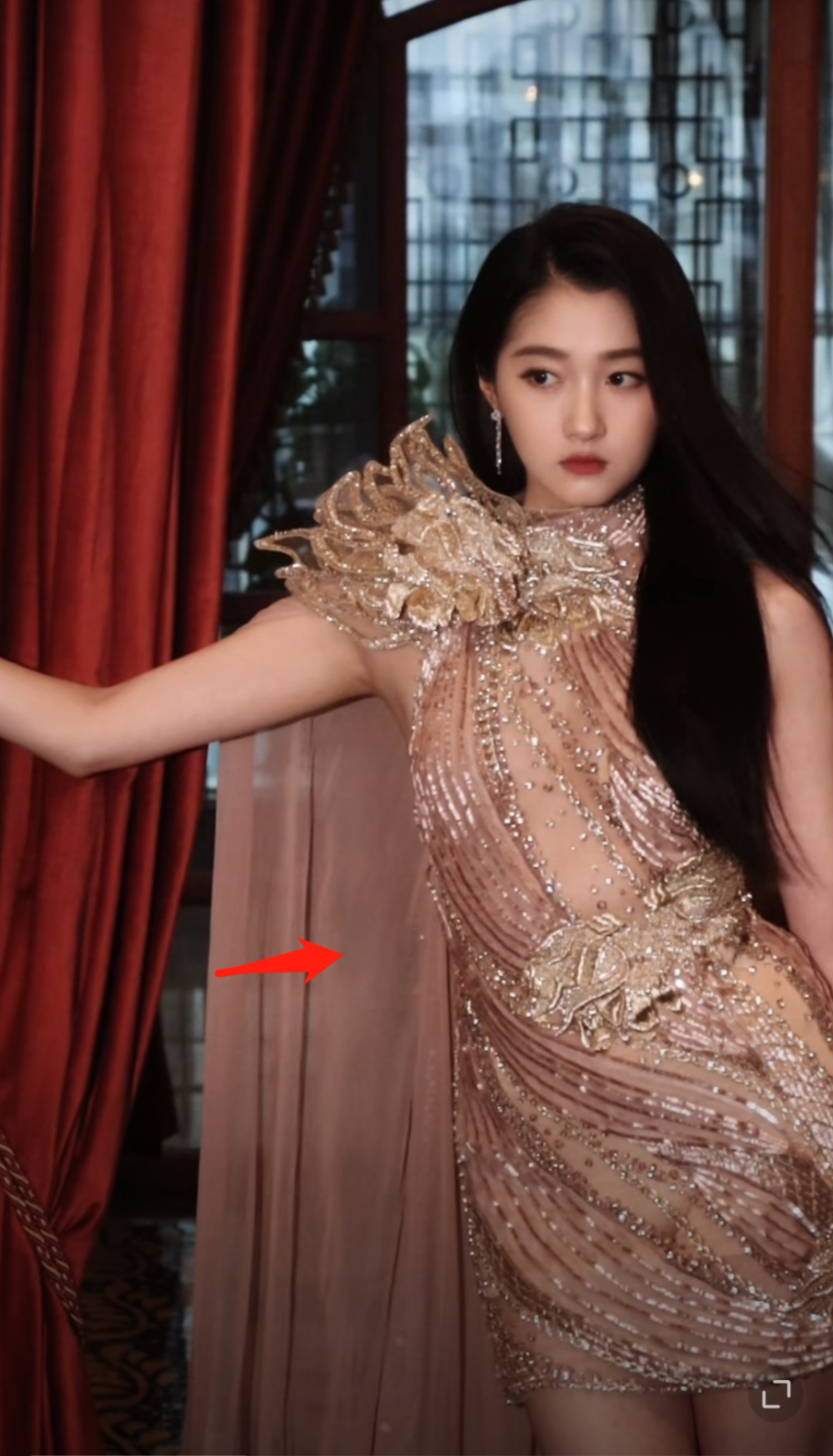 关晓彤红毯生图惹吐槽,身材臃肿腰腹凸出,纤长美腿优势也丢了_腾讯