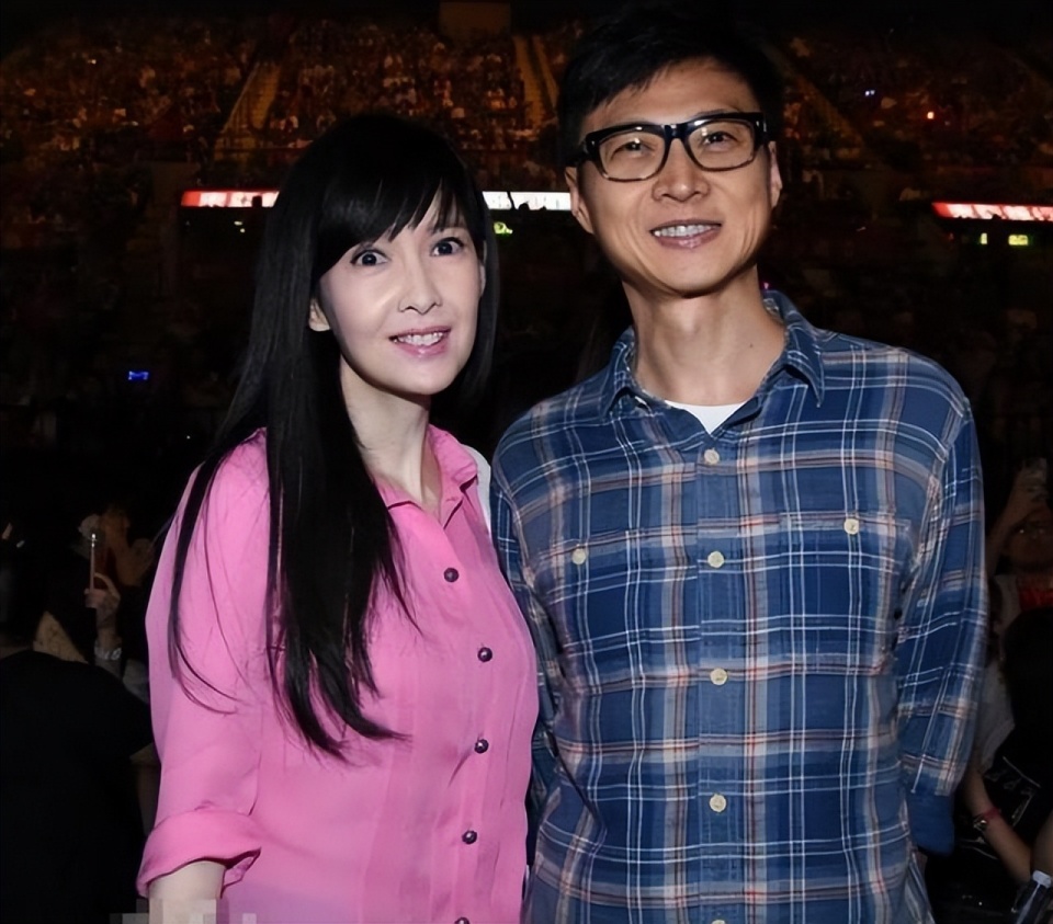 周慧敏公开结婚15年夫妻状态,懒理流言力证老公倪震有情有义_腾讯新闻