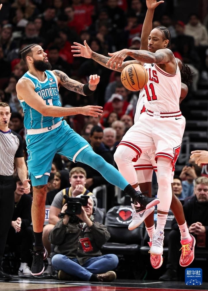 1月5日,公牛队球员安德烈·德拉蒙德(右)在比赛中投篮.