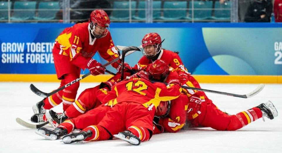中国冰球队唯一的海归是击败日本的首功之臣18岁生日夜贡献50次扑救