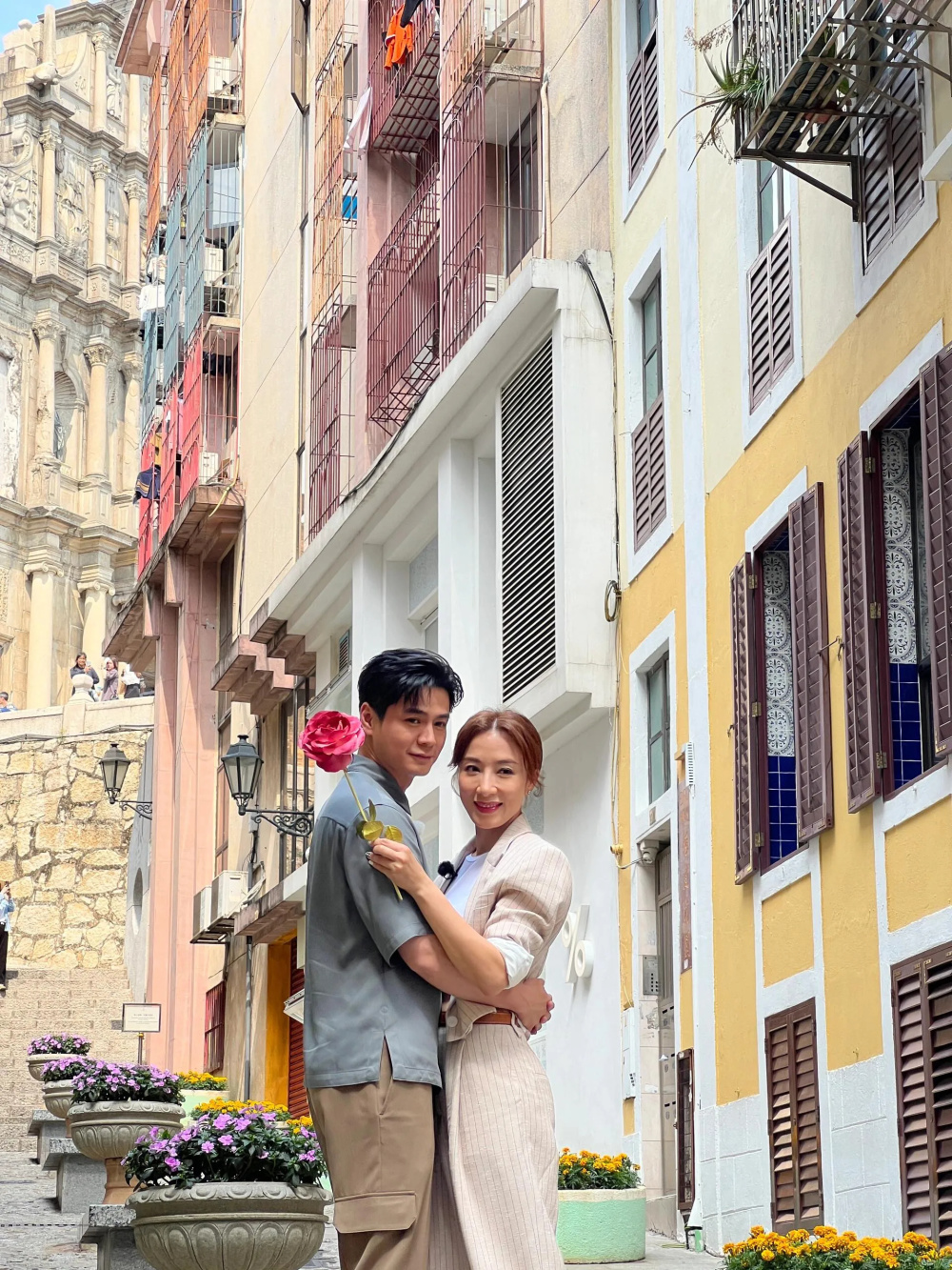 接着还有眼神对视,杨怡看老公满眼爱意,然后就是罗仲谦还亲了老婆杨怡