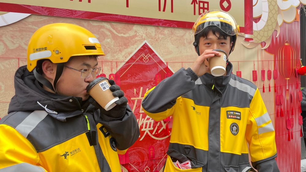 汤圆热饮暖心外卖小哥环卫工在这里过节