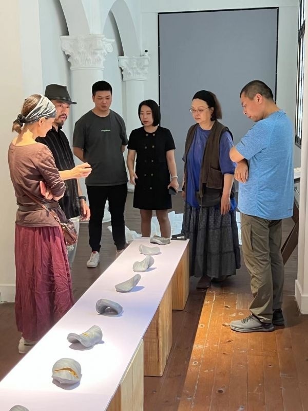 张琪2001年毕业于湖北美术学院,早年师从李正文教授学习陶艺,毕业后在