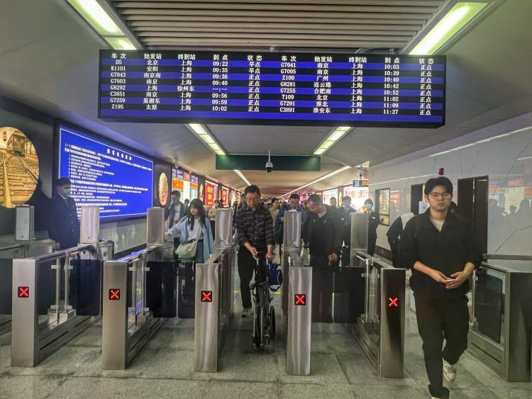 两分钟换乘，五分钟上车！上海火车站换乘3、4号线无需二次安检为乘客省下十分钟_腾讯新闻