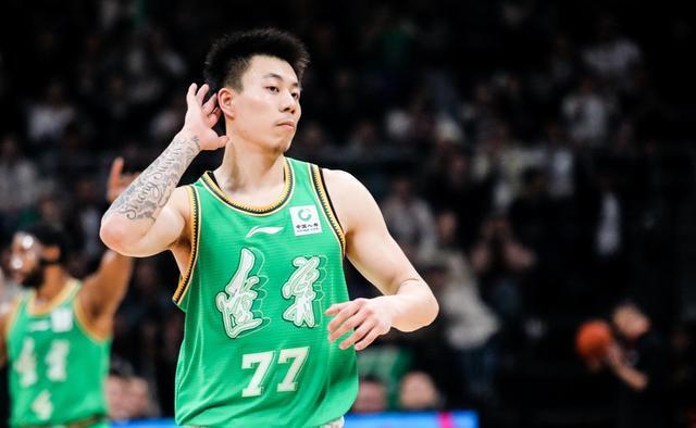 随着周鹏逐渐退出,王哲林,周琦经常缺席,他已经开始代理队长的角色