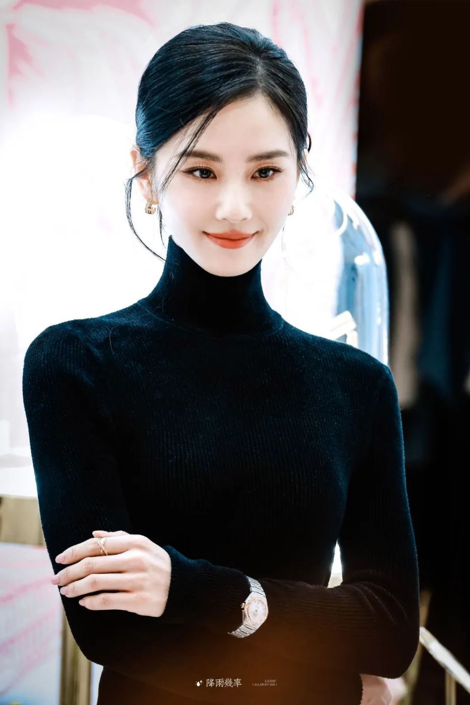 刘诗诗优雅亮相品牌活动,黑色长裙展现高贵黑天鹅魅力